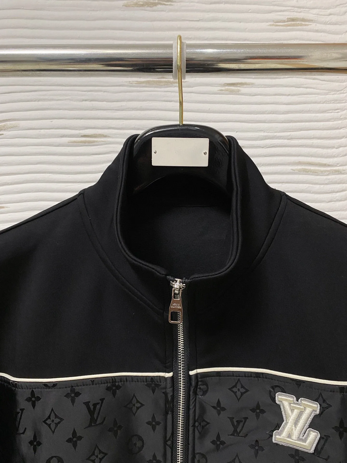🅿️720 [LV Louis Vuitton] hot-selling suit is coming. Focus on the original version of the official website. 2025 new hot-selling cardigan and sweatshirt suit. The original order is the best. 🇭🇰The meticulous work of top designers. It has a fitting and perfect upper body effect. All-natural high-quality Tencel Roman cotton 100%, close-fitting comfort, noble and elegant! Original hardware embodies elegance and nobility! Counter size: M-3XL (maximum wear up to 190 pounds)